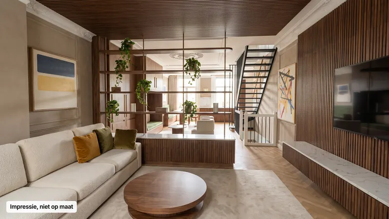 Fotorealistische impressie van dezelfde zithoek: een crèmekleurige bouclé bank met okergele en olijfgroene kussens, een ronde notenhouten salontafel op een wollen vloerkleed, een notenhouten lamellenwand met tv en een marmeren blad, boiserie en twee abstracte schilderijen