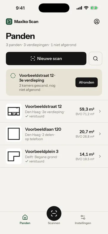 Het startscherm Panden met de knop Nieuwe scan, een verdieping die nog niet af is, en drie panden. Het gele kader staat om de knop Instellingen in de balk onderin.